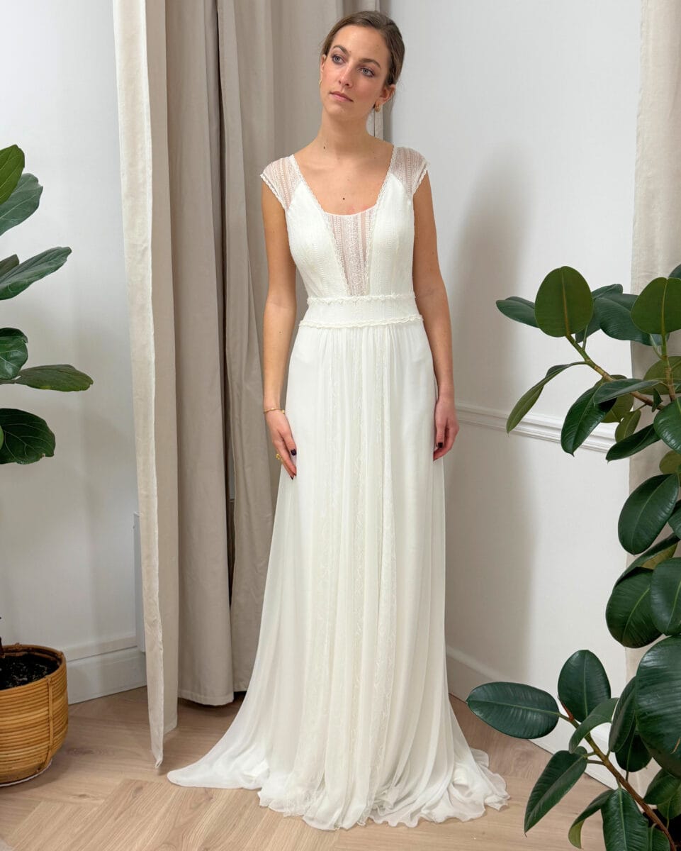 Robe de mariée Favorite face Rembo atelier robe de mariée fluide mousseline dentelle manchettes dentelle style bohême boutique de robes de mariée Paris