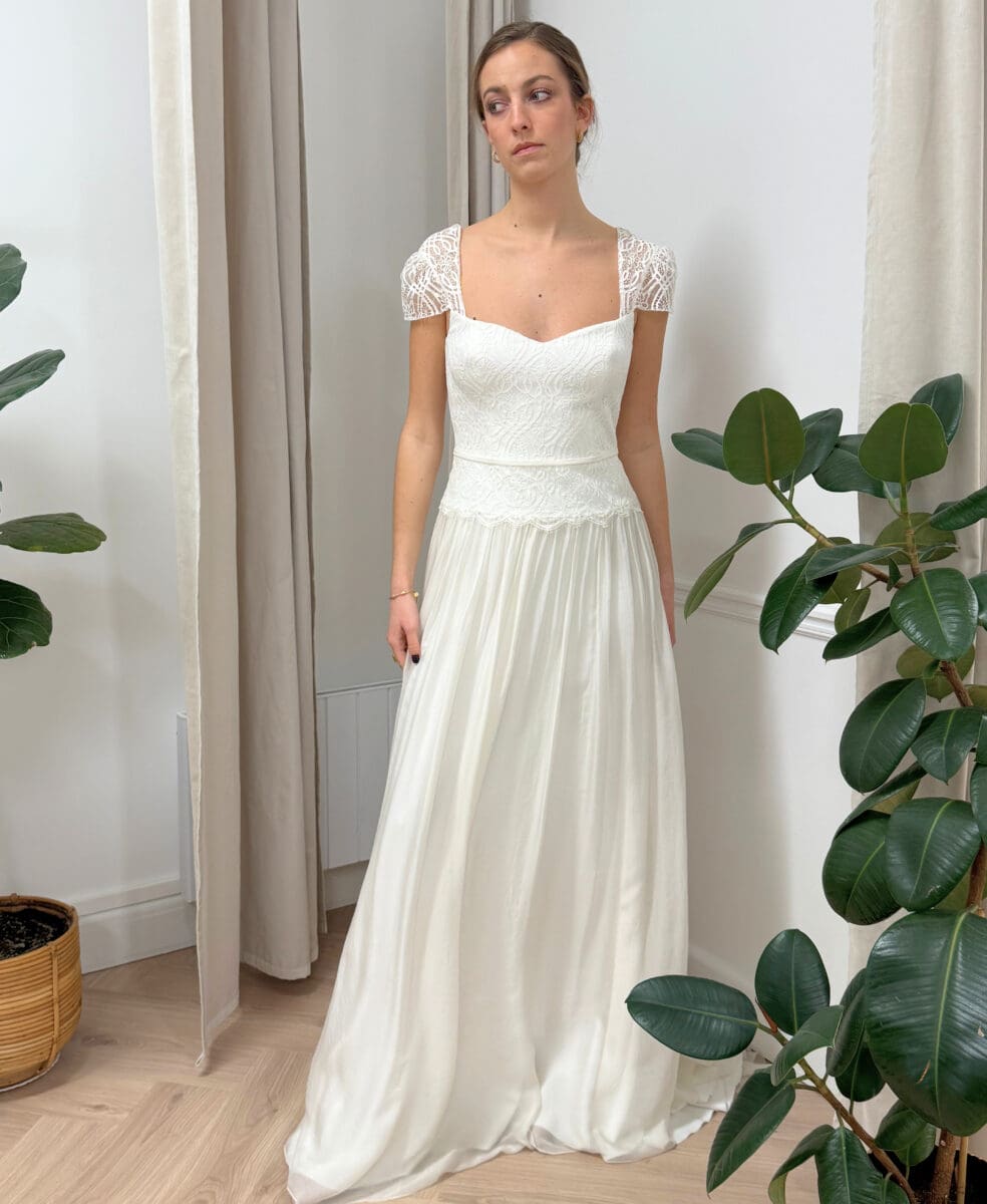 Rose face crepe de soie décoleté vague manchettes dentelle taille basse boutique de robes de mariée Paris