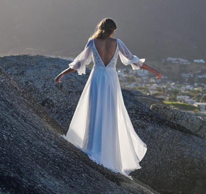 Soles dos Rembo atelier robe de mariée fluide top décolleté V dentelle manches mousseline ballons ceinture taille jupe mousseline fluide fendue traîne magasin de robes de mariée Paris