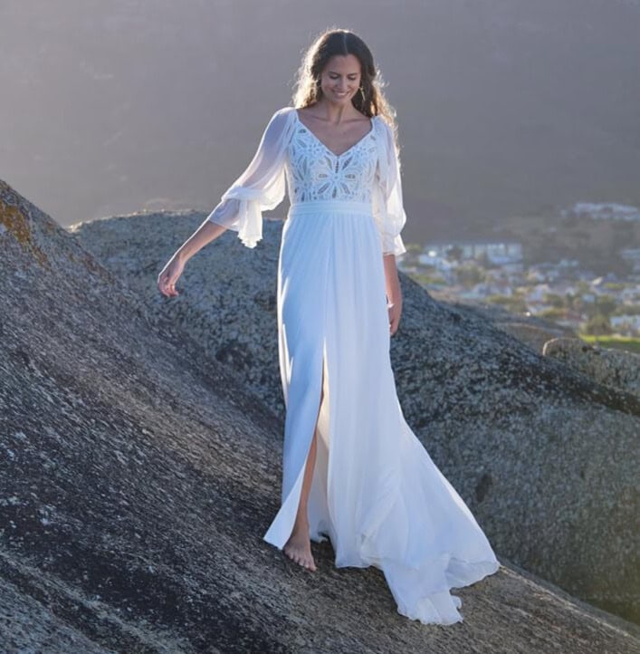 Soles face Rembo atelier robe de mariée fluide top décolleté V dentelle manches mousseline ballons ceinture taille jupe mousseline fluide fendue traîne magasin de robes de mariée Paris