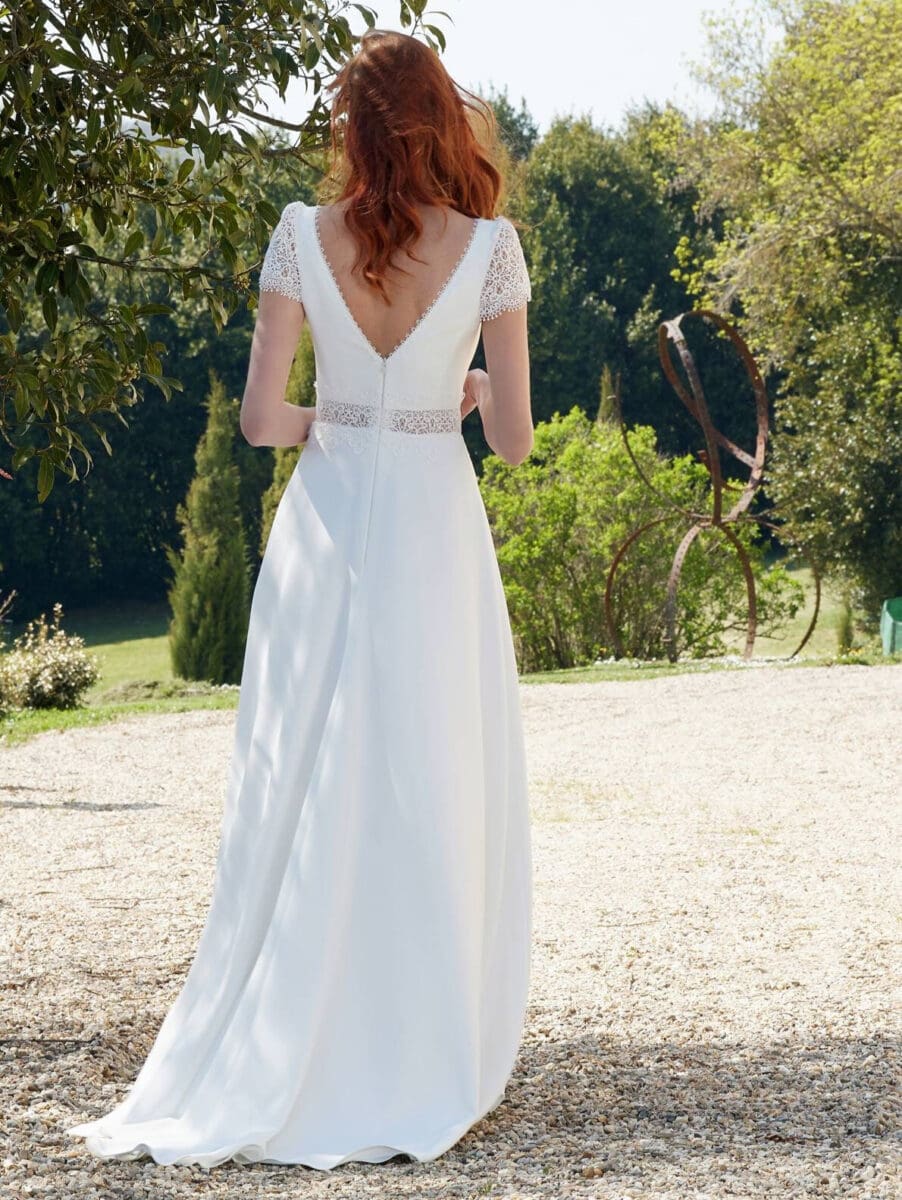 Tatiana dos Création Bochet robe de mariée fluide trapèze A-line décolleté V manches courtes dentelle jupe crêpe mousseline boutique de robes de mariée Paris