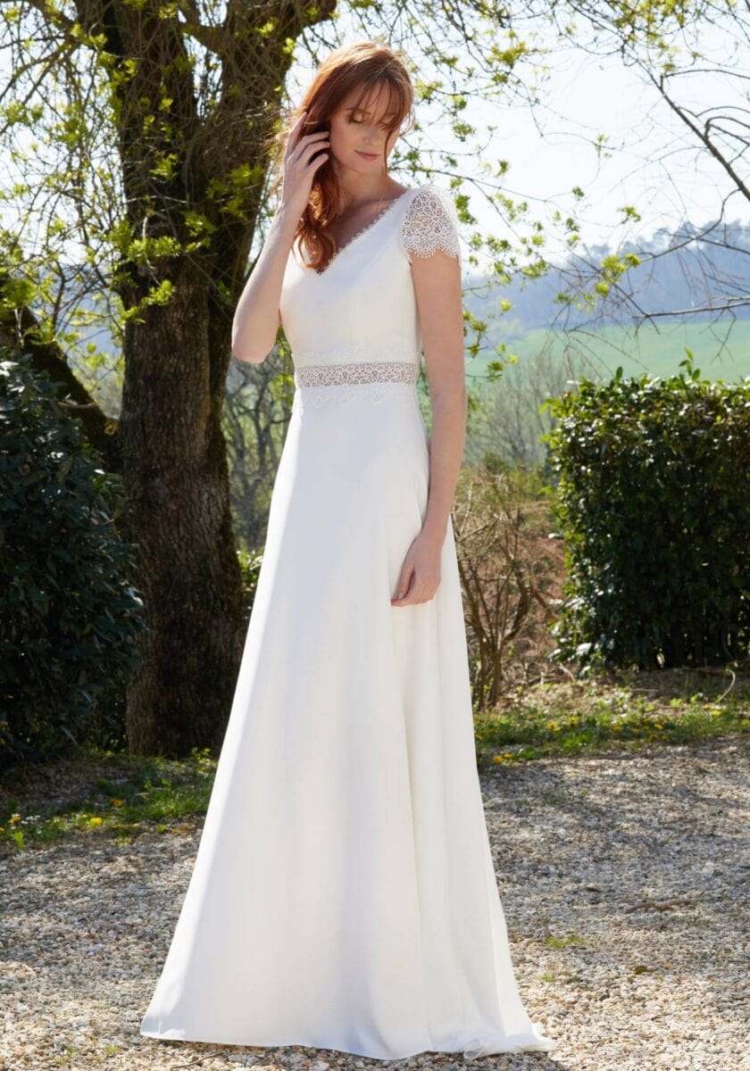 Tatiana face Création Bochet robe de mariée fluide trapèze A-line décolleté V manches courtes dentelle jupe crêpe mousseline