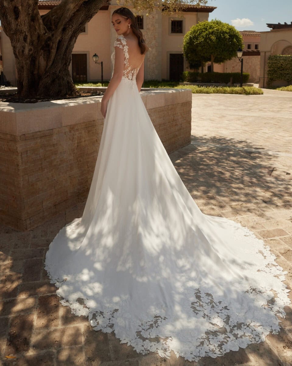 Turquoise dos Bianco evento robe de mariée trapèze A-line fluide top dentelle décolleté V manches courtes jupe mousseline évasée traîne festonné de dentelle magasin de robe de mariée Annecy