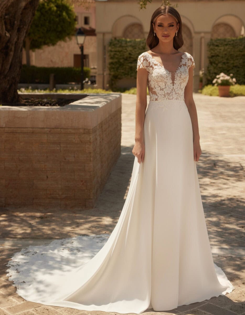 Turquoise face Bianco evento robe de mariée trapèze A-line fluide top dentelle décolleté V manches courtes jupe mousseline évasée traîne festonné de dentelle magasin de robe de mariée Annecy