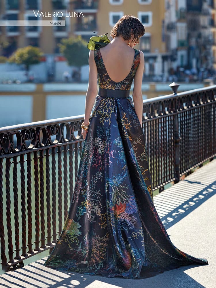 VL5405 dos Valerio Luna robe de soirée décolleté V bretelles larges fleurs épaules oversize jupe évasée ceinture taille magasin de robes de soirée Paris