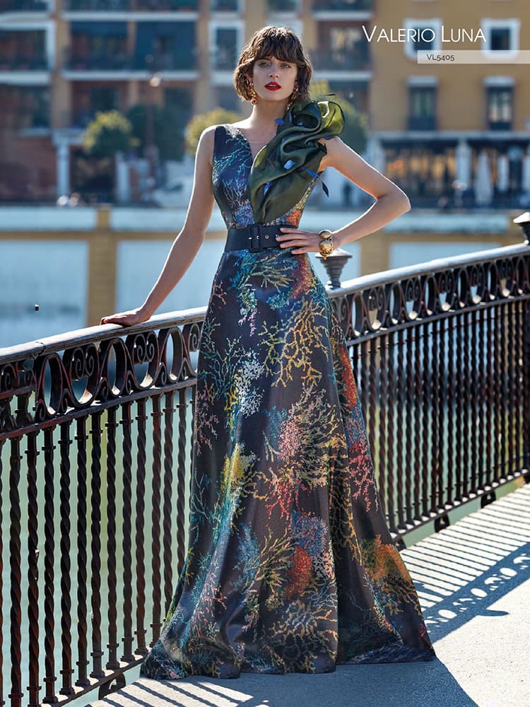 VL5405 face Valerio Luna robe de soirée décolleté V bretelles larges fleurs épaules oversize jupe évasée ceinture taille magasin de robes de soirée Paris