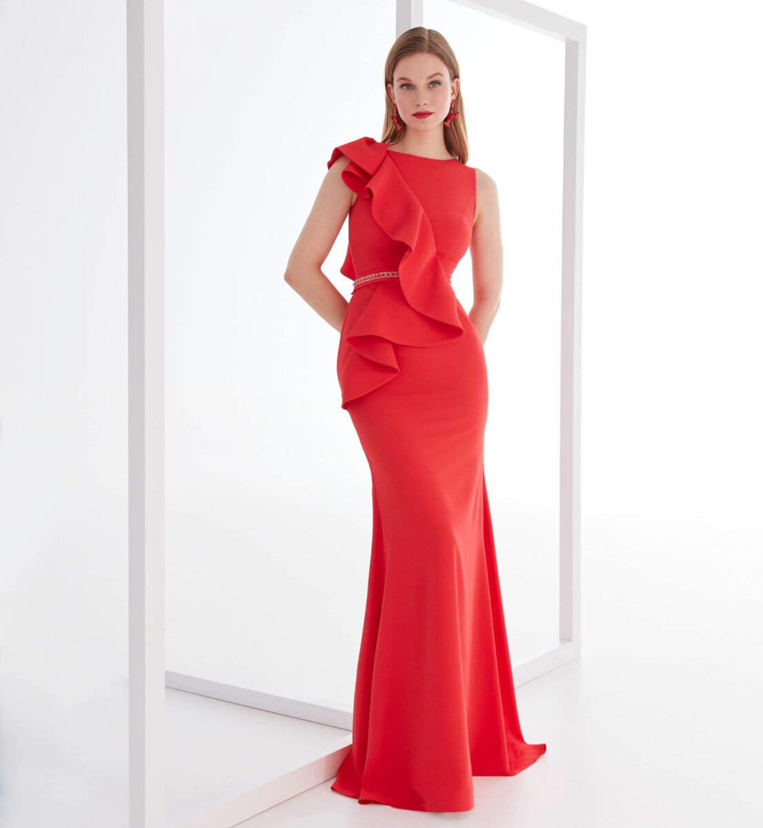 MG3744 face Manu Garcia robe de soirée fourreau en crêpe encolure bateau volants traîne magasin de robes de soirée Paris