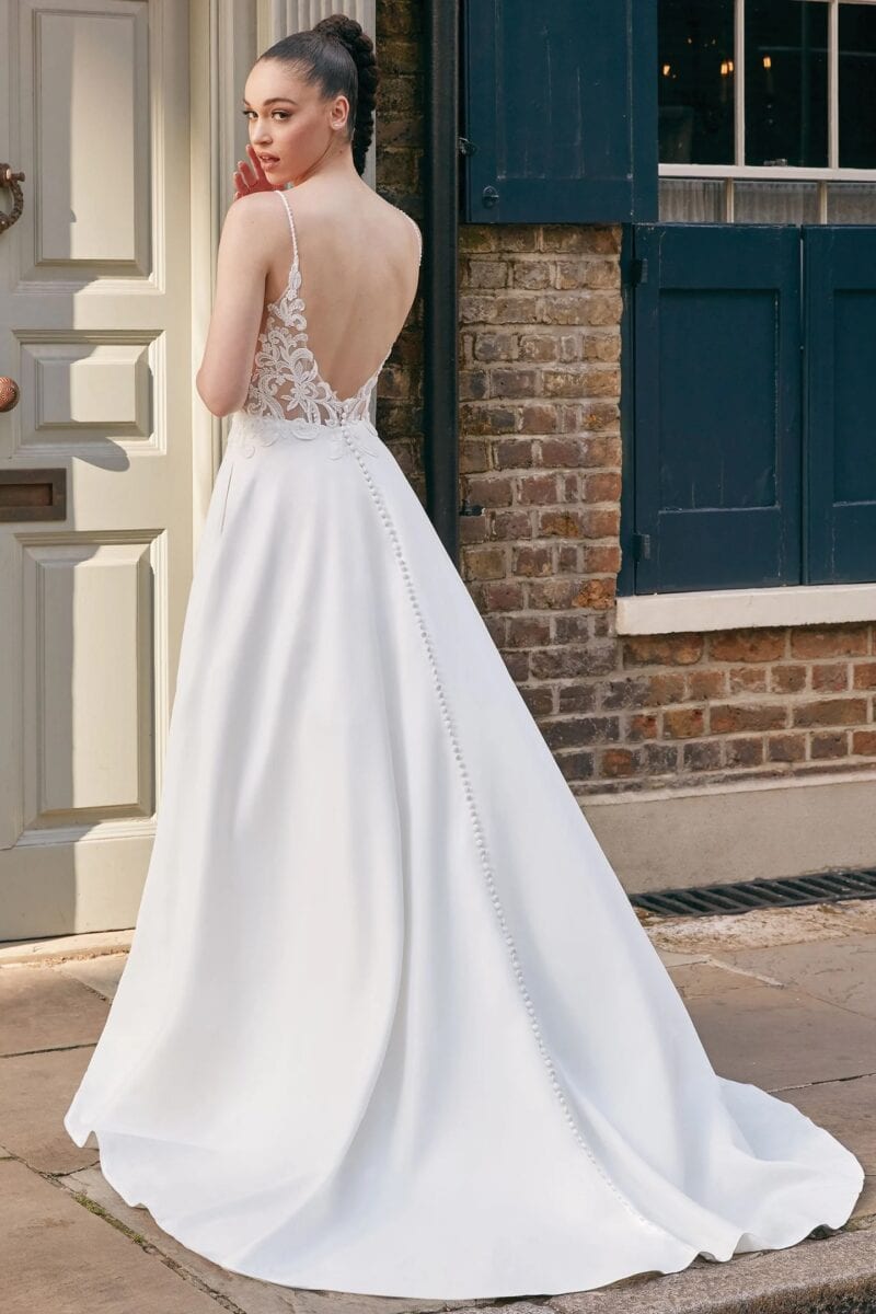 madison dos Justin Alexander Adore robe de mariée A-line princesse top dentelle décolleté bretelles fines jupe mikado boutique de robes de mariée Paris