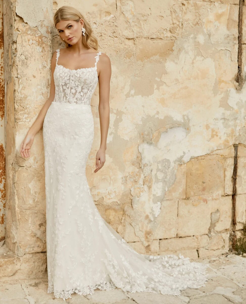 44482 face Justin Alexander robe de marie dentelle sirène top corset bretelles fines dentelle traîne magasin de robes de mariée Annecy