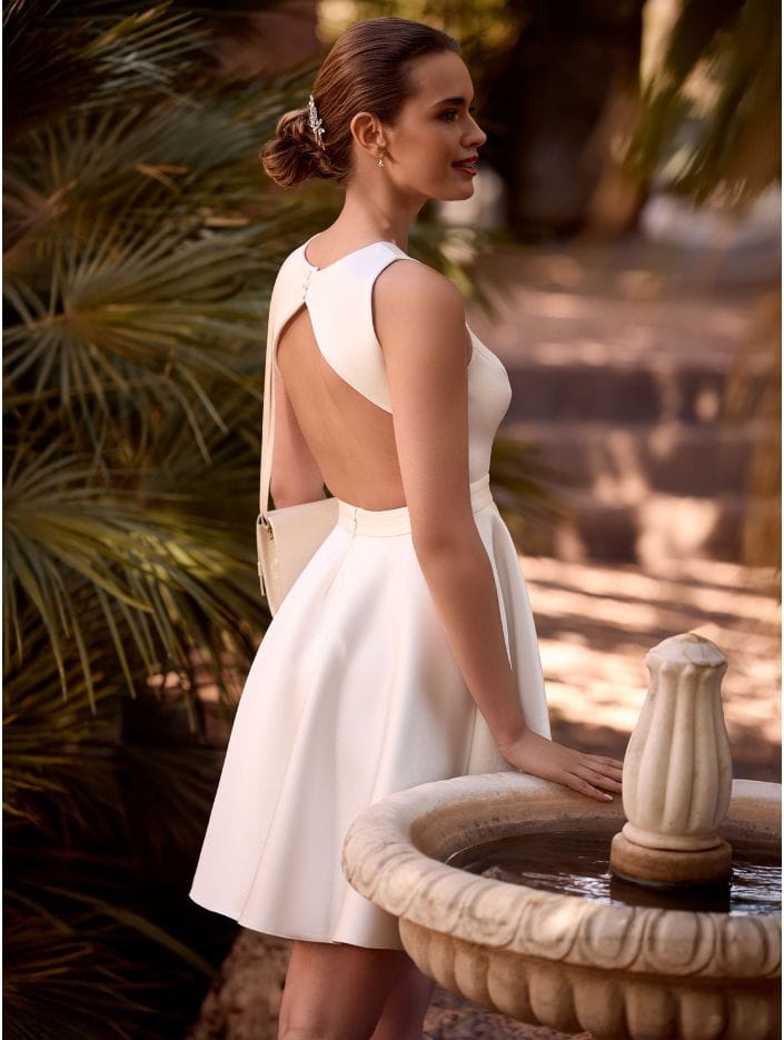 Evi dos Bianco Evento robe de mariée courte civile mairie satin encolure americaine ceinture taille jupe patineuse magasin de robes de mariée Annecy