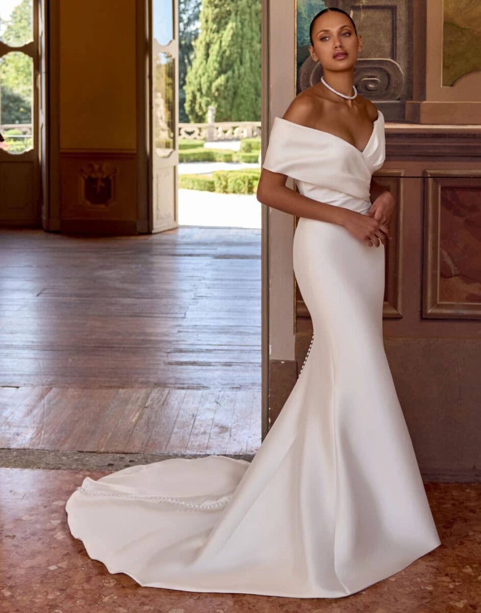 Fiona face Justin Alexander robe de mariée sirène en mikado décolleté bardot cache coeur traîne magasin de robes de mariée Nogent sur Marne