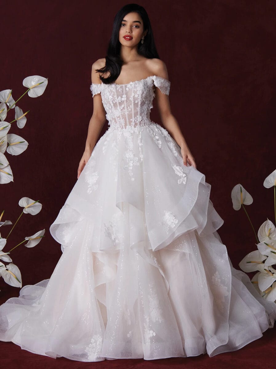 Hyacinth face Justin Alexander robe de mariée princesse bustier dentelle droit manchettes dentelle jupe volants organza traîne magasin de robes de mariée Nogent sur Marne