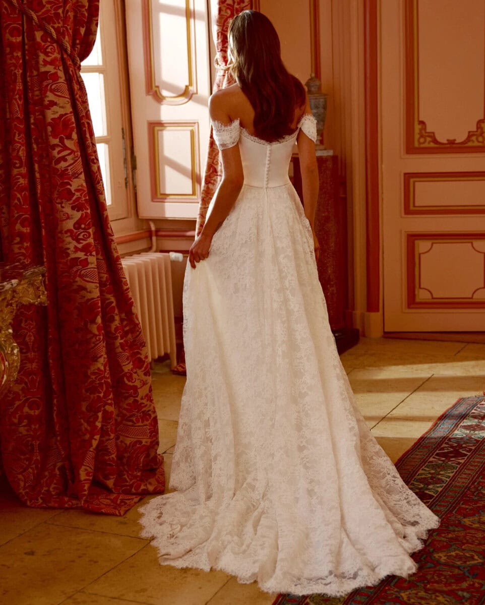 Joyce dos Justin Alexander robe de mariée A-line trapèze bustier satin dentelle drapé manchettes bustier pointe jupe évasée dentelle traîne magasin de robes de mariée Nogent sur Marne