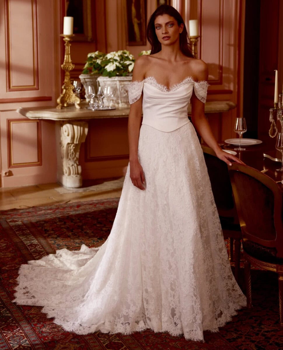 Joyce face Justin Alexander robe de mariée A-line trapèze bustier satin dentelle drapé manchettes bustier pointe jupe évasée dentelle traîne magasin de robes de mariée Nogent sur Marne