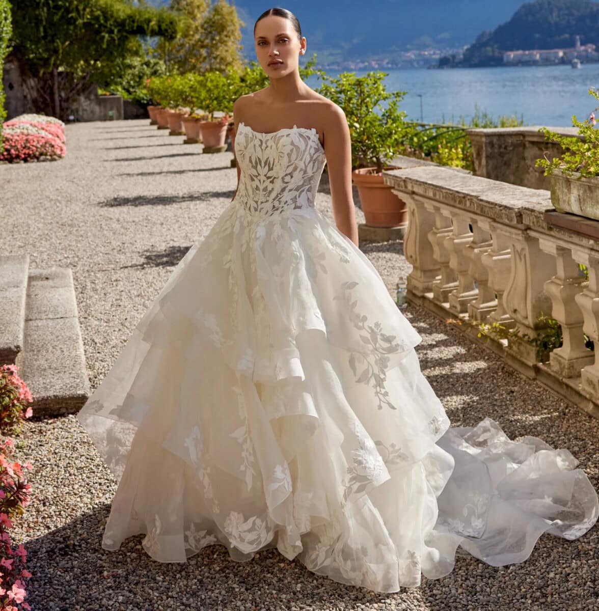 Kerenza face Justin Alexander robe de mariée princesse top vague dentelle jupe volants traîne magasin de robes de mariée Nogent sur Marne