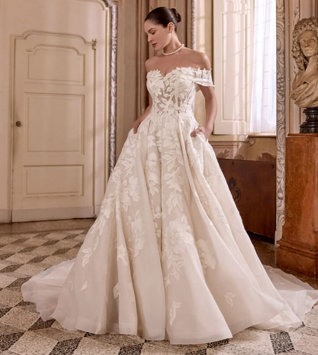 Lisette face Justin Alexander robe de mariée princesse bustier coeur manchette jupe princesse traîne magasin de robes de mariée Nogent sur Marne