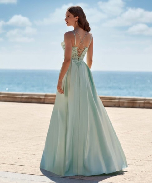 R195L dos Créatif Paris robe de soirée fluide satin top benitier draoé fines bretelles bustier dentelle jupe plis creux fendue magasin de robes de soirée Annecy