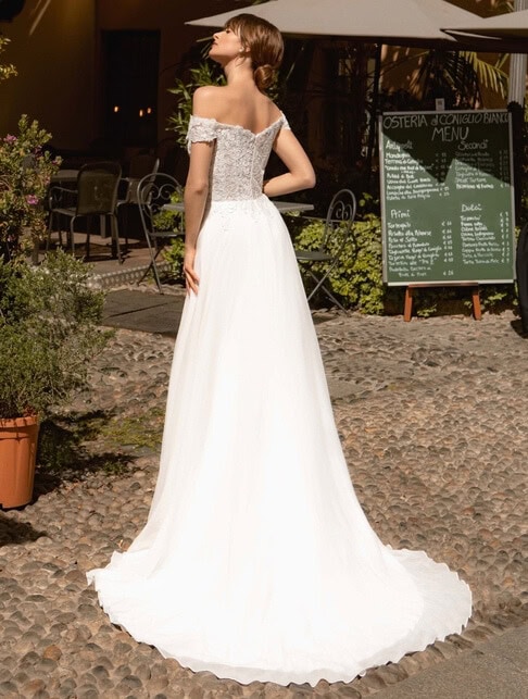 RP093H dos Créatif Paris robe de mariée A-line trapèze fluide top décolleté V manchettes dentelle jupe évasée mousseline fluide magasin de robes de mariée Annecy