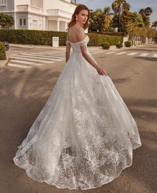 RP137H dos Créatif Paris robe de mariée princesse A-line bustier coeur baleiné manchettes dentelle jupe dentelle magasin de robes de mariée Annecy