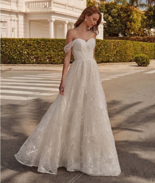 RP137H face Créatif Paris robe de mariée princesse A-line bustier coeur baleiné manchettes dentelle jupe dentelle magasin de robes de mariée Annecy