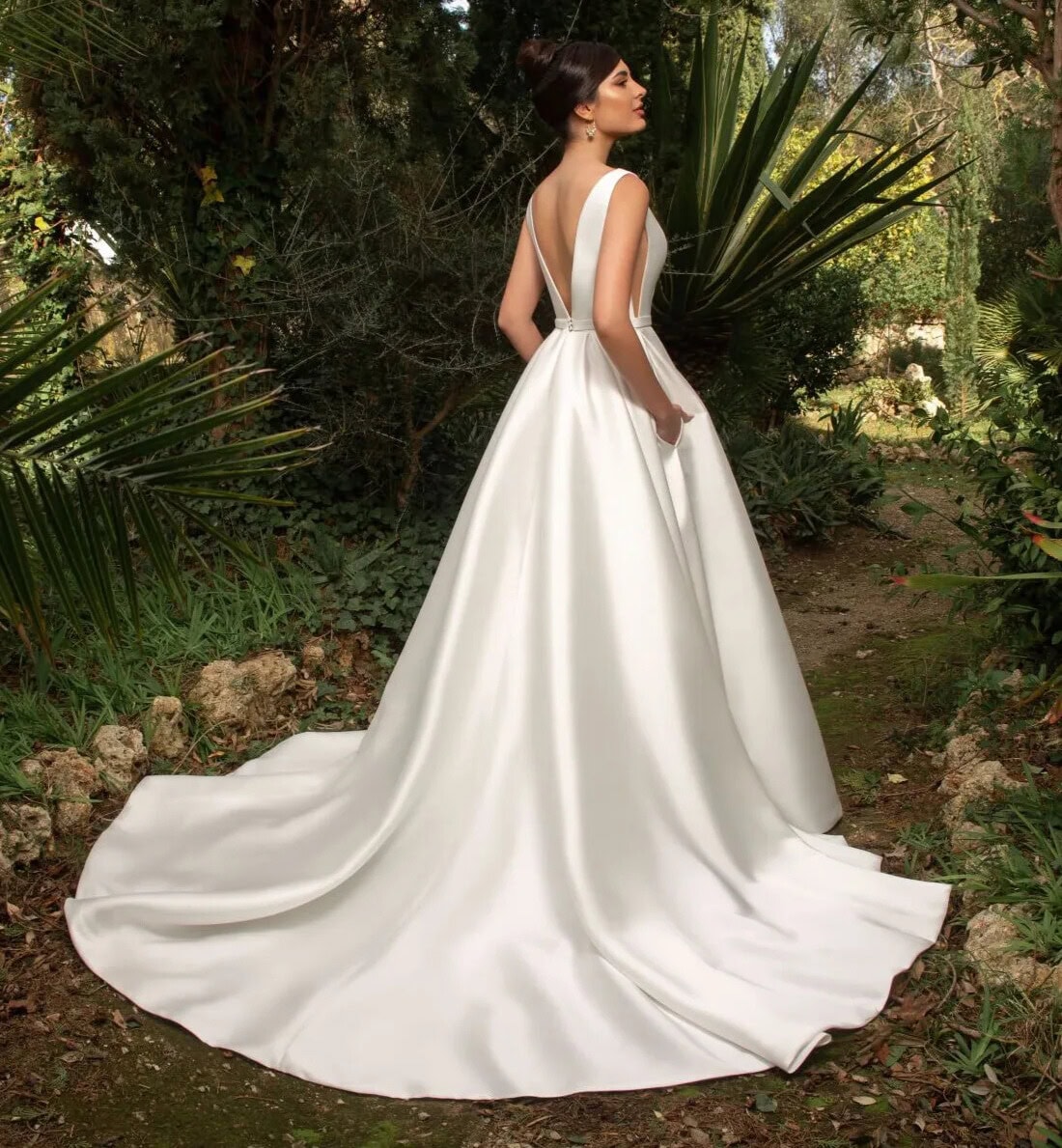 S10074 dos Selestia robe de mariée princesse mikado top décolleté V profind bretelles ceinture taille jupe plis traîne magasin de robes de mariée Annecy