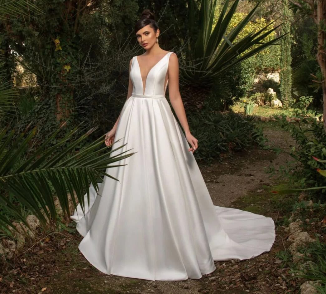 S10074 face Selestia robe de mariée princesse mikado top décolleté V profind bretelles ceinture taille jupe plis traîne magasin de robes de mariée Annecy