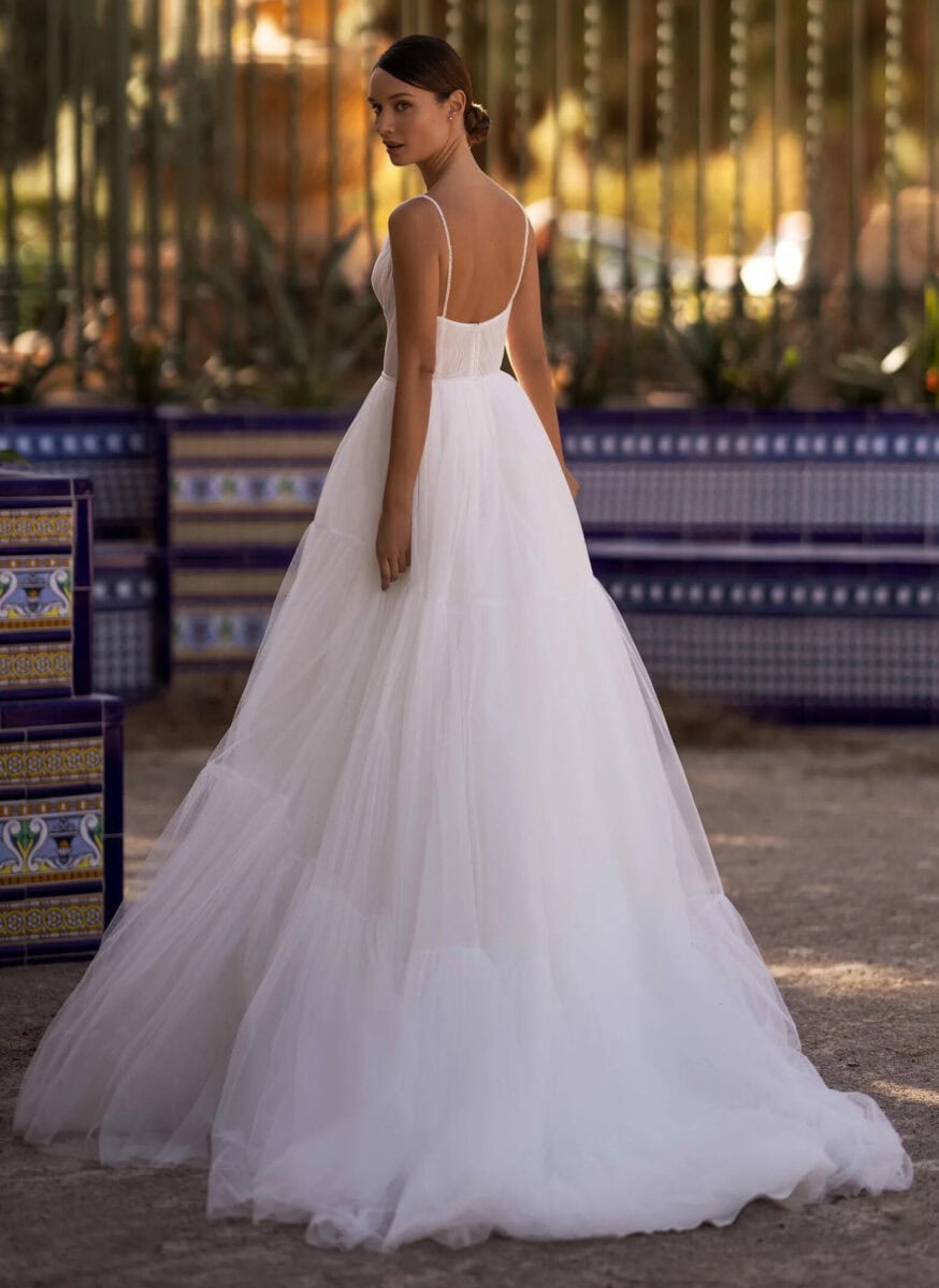 S10139 dos Selestia robe de mariée A-line tulle froncé top décolleté V type corset bretelles fines traîne boutique de robes de mariée Annecy