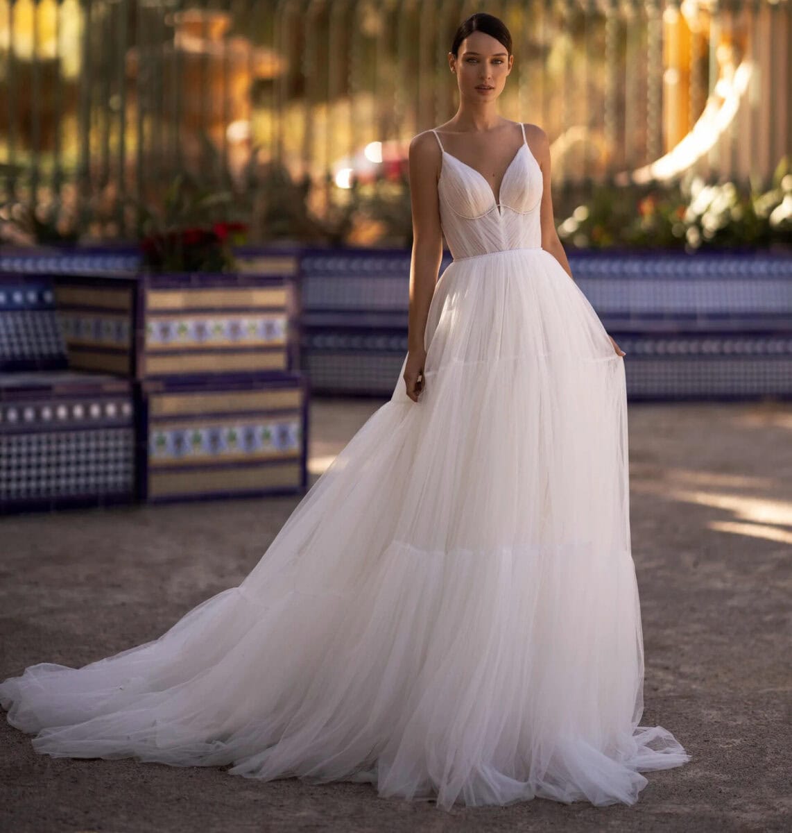 S10139 face Selestia robe de mariée A-line tulle froncé top décolleté V type corset bretelles fines traîne boutique de robes de mariée Annecy