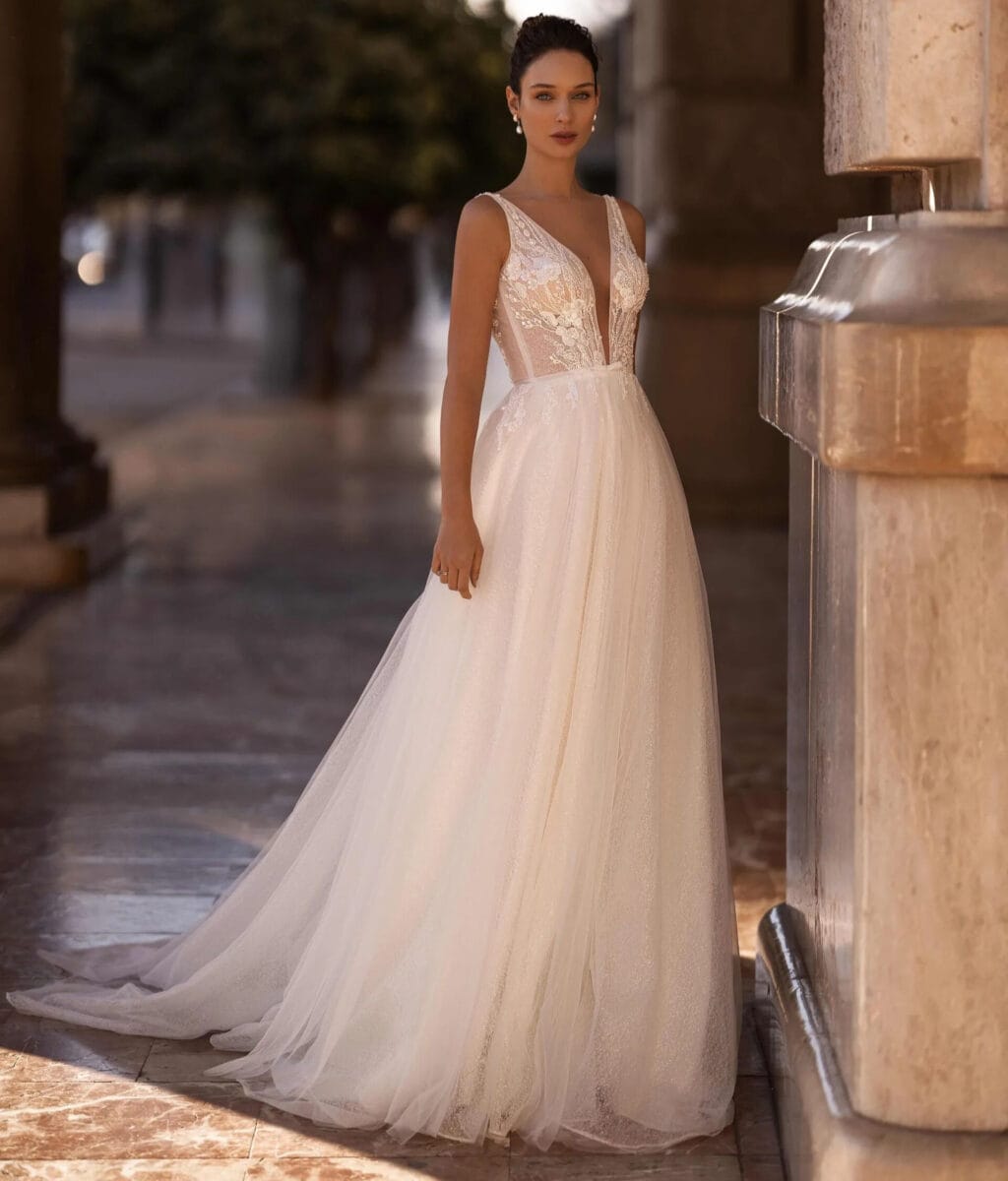 S10142 face Selestia robe de mariée A-line trapèze fluide top dentelle perlée décolleté V bretelles jupe fluide tulle traîne ceinture fine taille magasin de robes de mariée Annecy