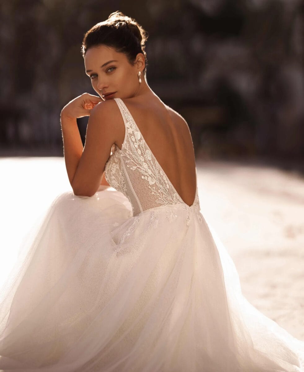 S10142 zoom dos Selestia robe de mariée A-line trapèze fluide top dentelle perlée décolleté V bretelles jupe fluide tulle traîne ceinture fine taille magasin de robes de mariée Annecy