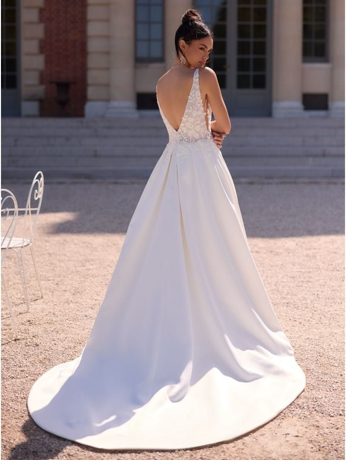 Vittoria dos Bianco Evento robe de mariée A-line trapèze top dentelle décolleté V jupe mikado à plis fendue traîne magasin de robes de mariée Annecy