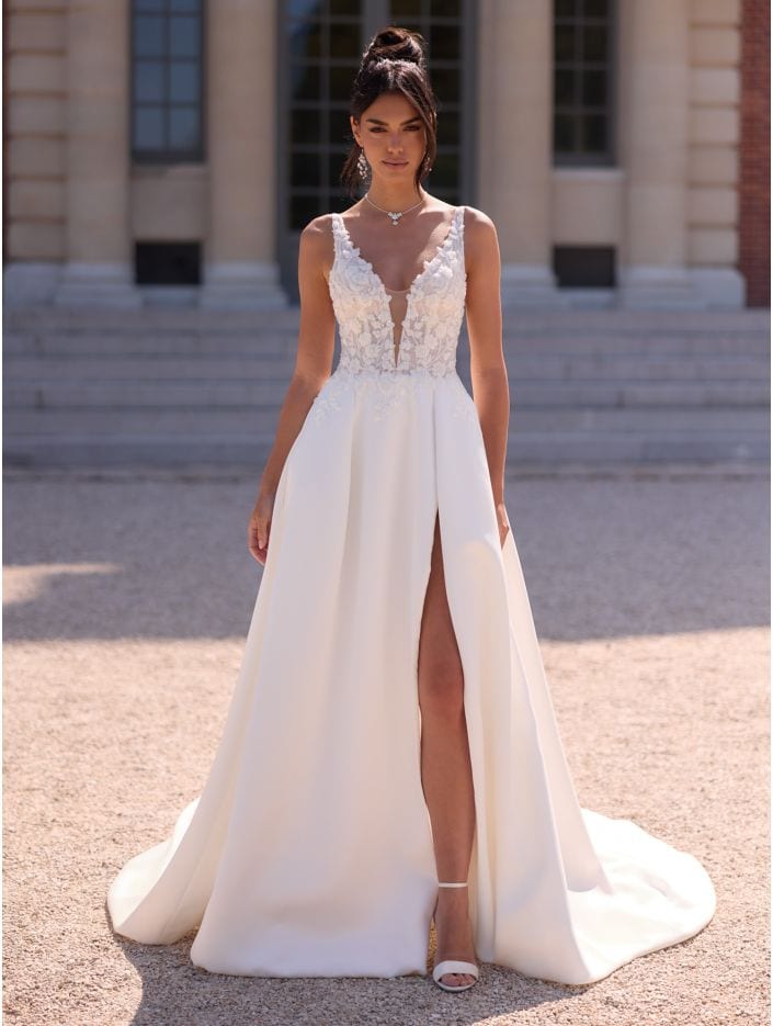 Vittoria face Bianco Evento robe de mariée A-line trapèze top dentelle décolleté V jupe mikado à plis fendue traîne magasin de robes de mariée Annecy