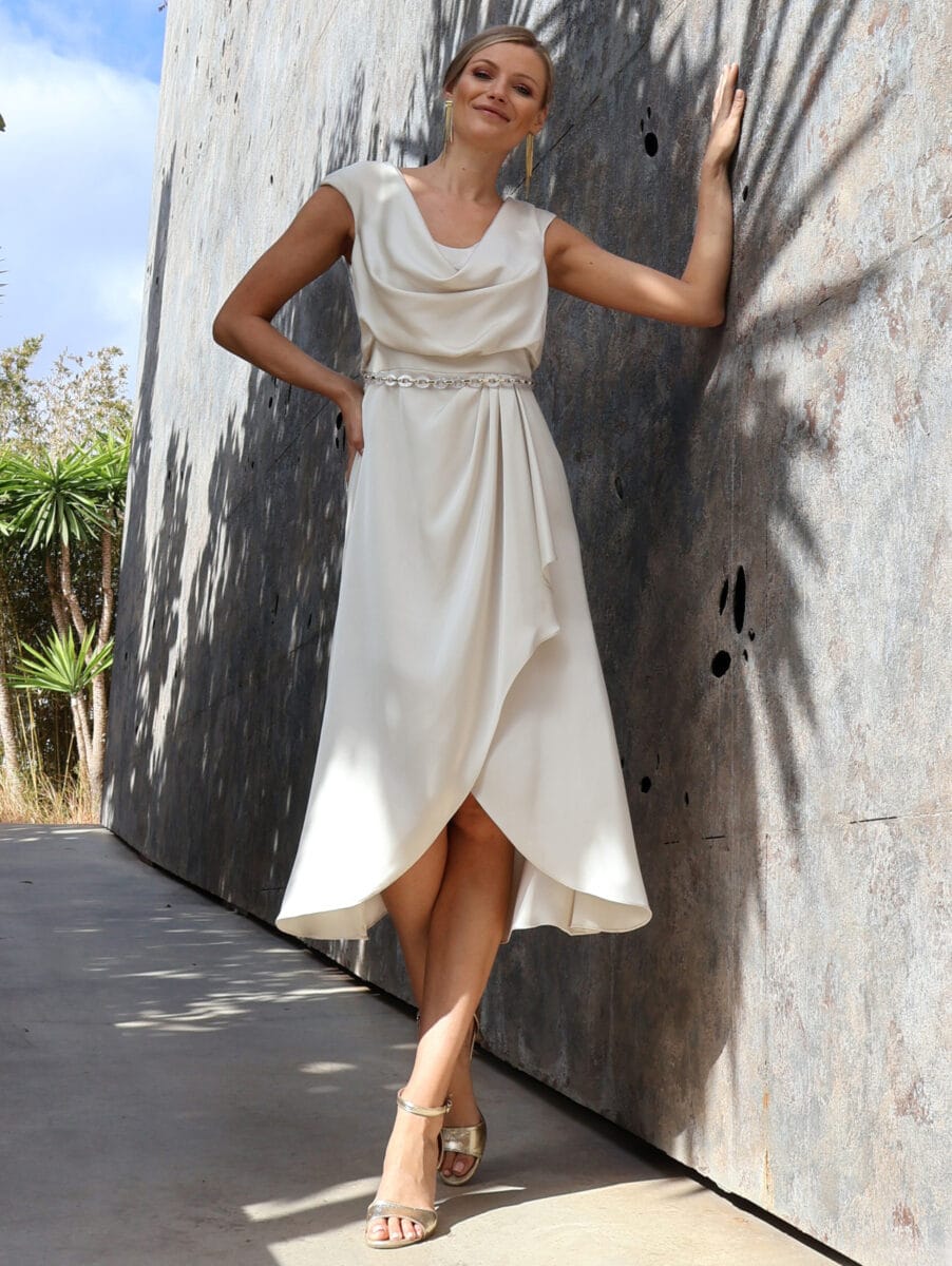 251-590-01 face Linéa Raffaelli robe satin évasée col bénitier ceinture chaine taille jupe protefeuille robe de maman des mariés magasin de robes de soirée Paris