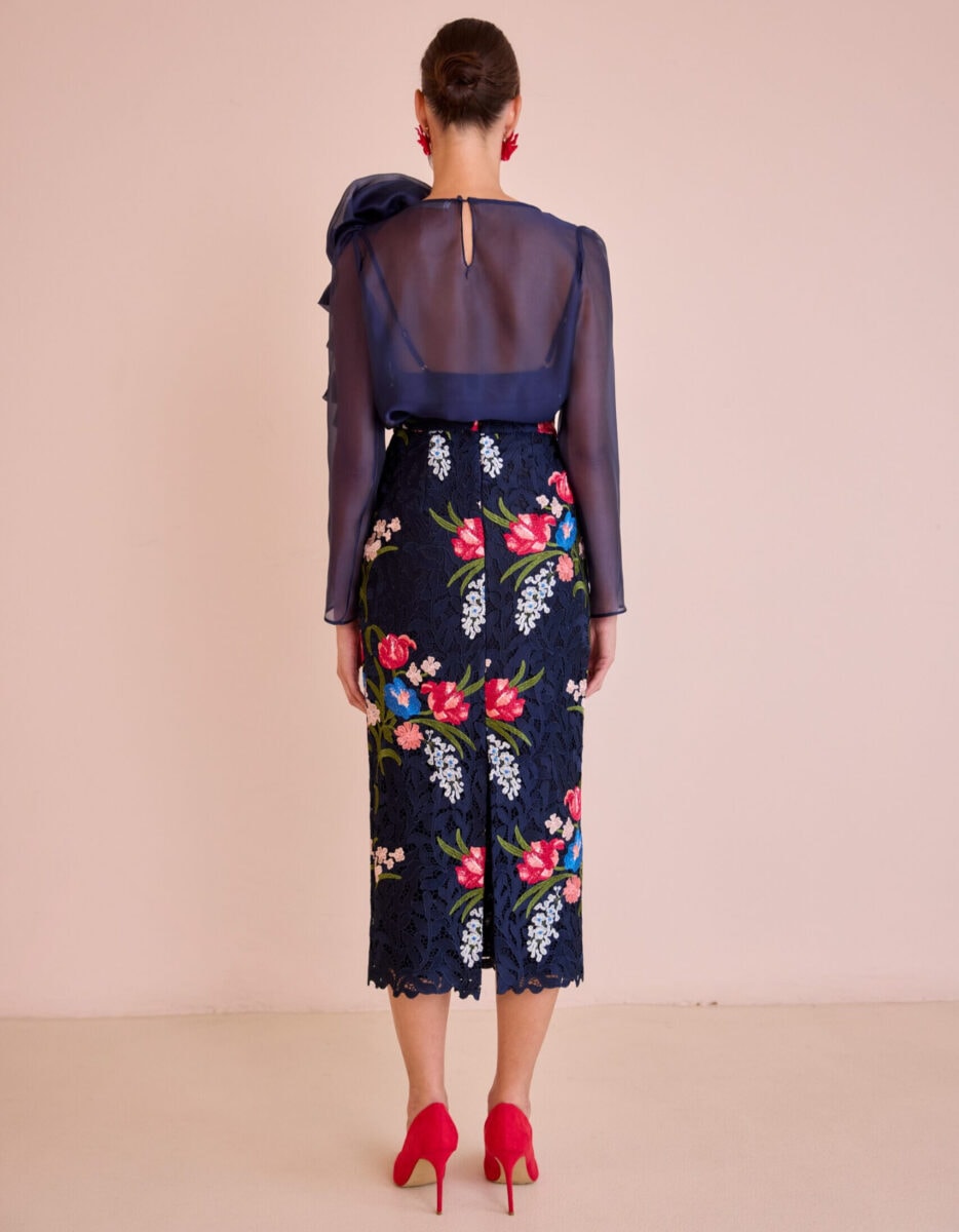 52515 dos Carla Ruiz ensemble de soirée top organza manches drapée fleur oversize jupe droite dentelle mi longue ensemble mère des mariés magasin de robes de soirée Paris