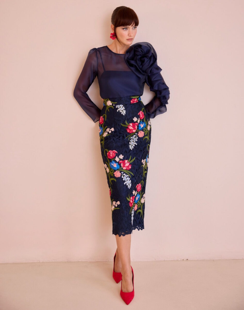 52515 face Carla Ruiz ensemble de soirée top organza manches drapée fleur oversize jupe droite dentelle mi longue ensemble mère des mariés magasin de robes de soirée Paris