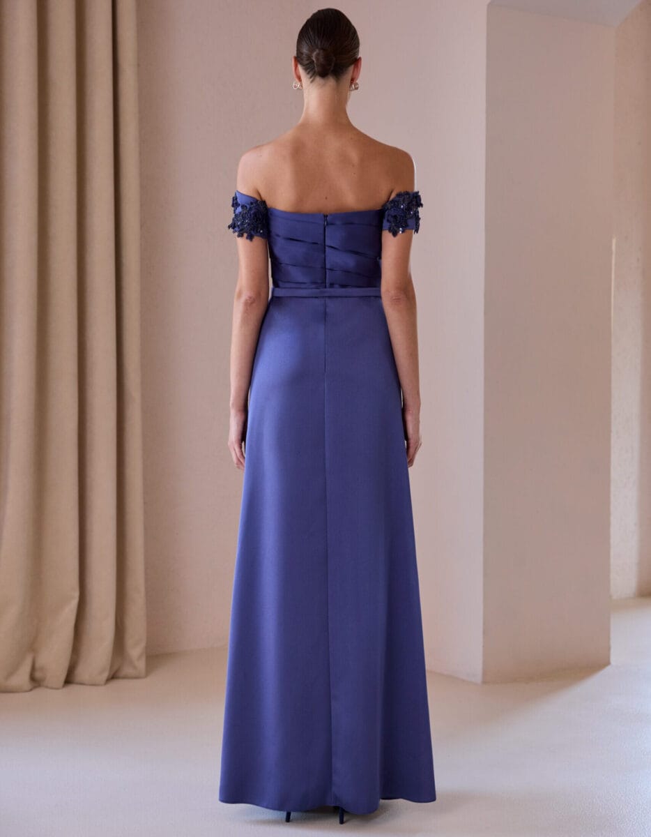 52534 dos Carla Ruiz robe de soirée longue évasée bustier droit drapé ceinture fine satin manchettes perlées robe maman des mariés magasin de robes de soirée Paris