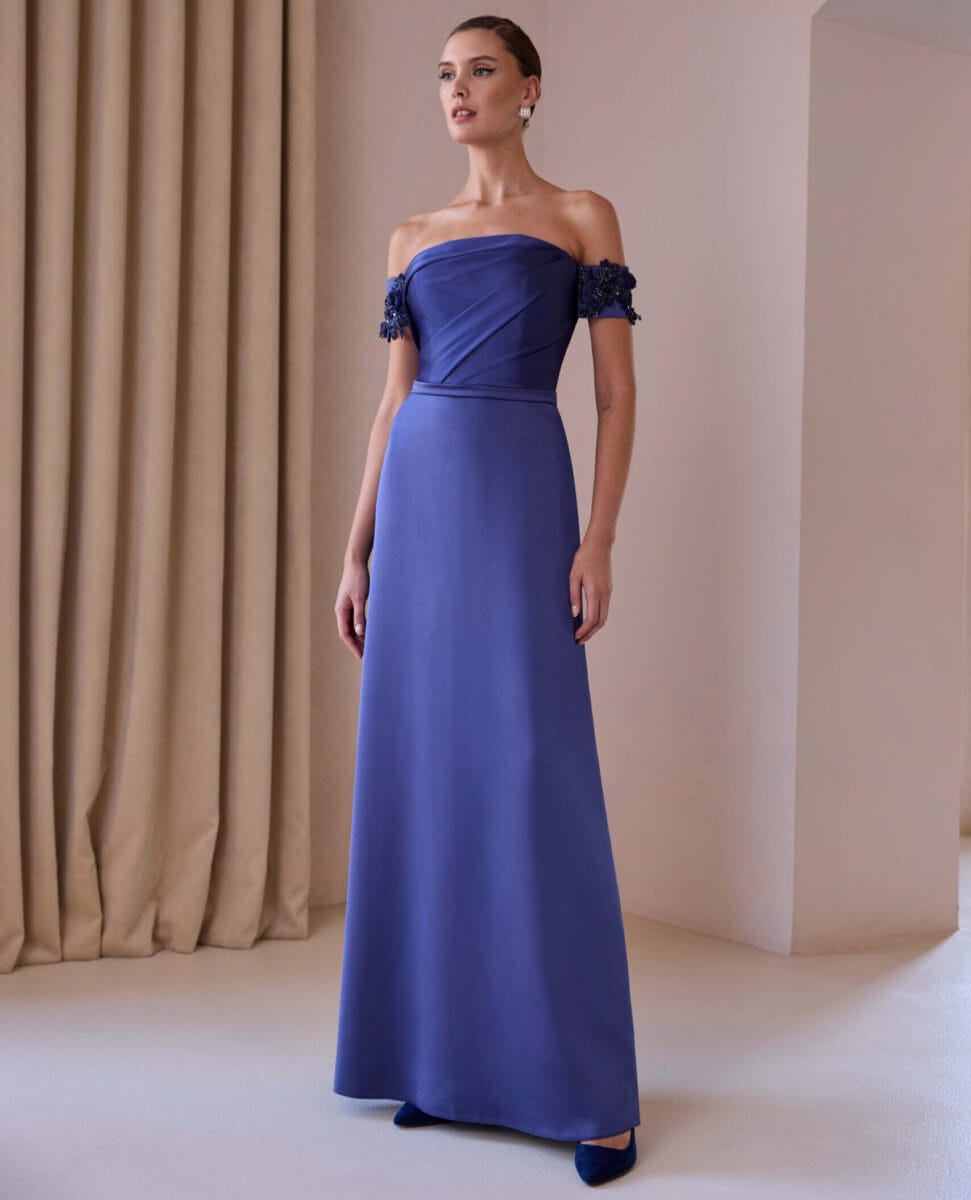 52534 face Carla Ruiz robe de soirée longue évasée bustier droit drapé ceinture fine satin manchettes perlées robe maman des mariés magasin de robes de soirée Paris