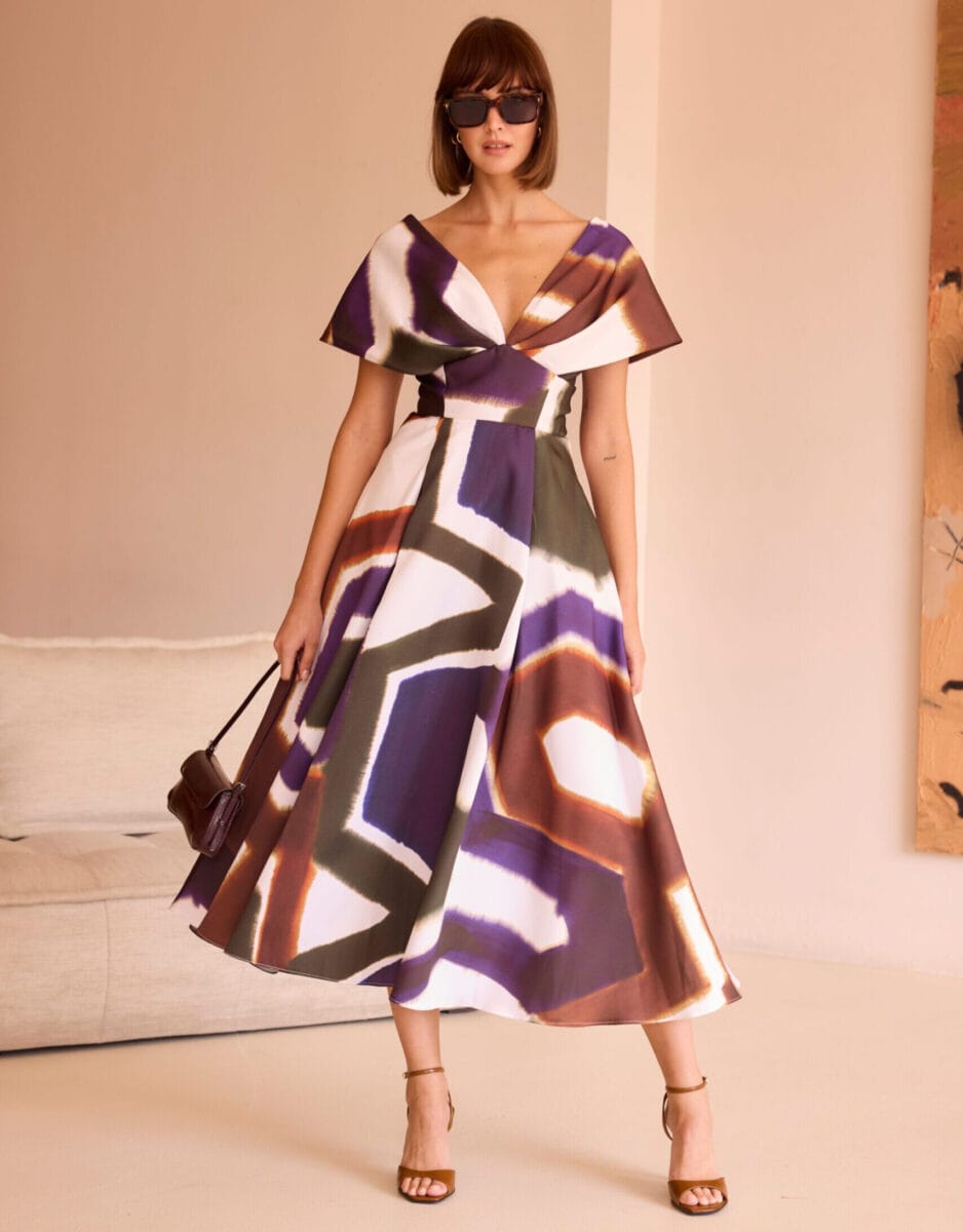 52542 face Carla Ruiz robe de soirée mi-longue patineuse évasée top décolleté V manches tombantes mi longues ceinture large robe de soirée maman des mariées magasin de robes de soirée Paris