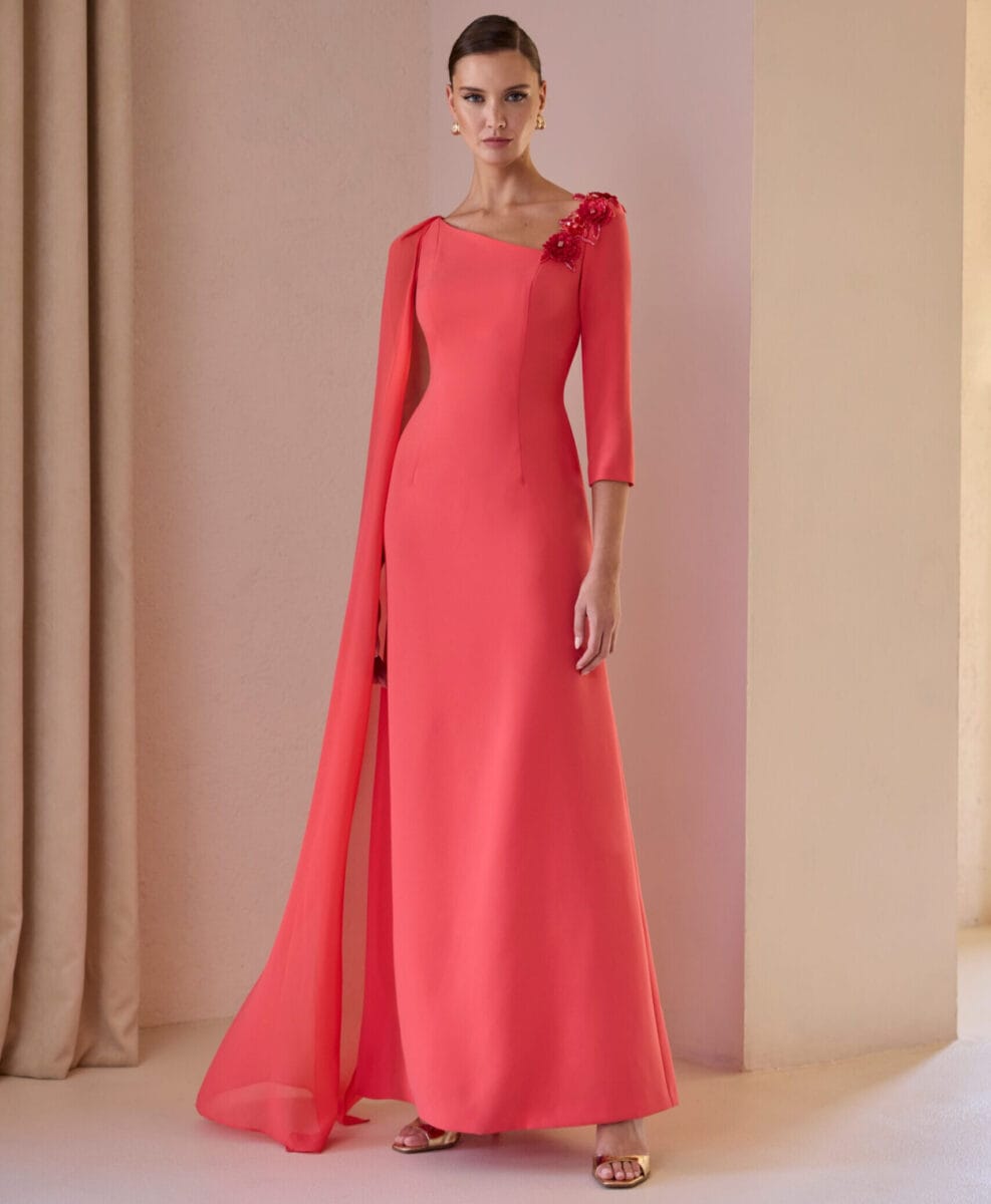 52547 face Carla Ruiz robe de soirée longue évasée encolure asymétrique manches trois quart pan épaule robe de soirée maman des mariés magasin de robes de soirée Paris