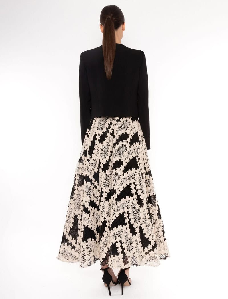 52553 dos Carla Ruiz Robe crochet creme noir évasée boléro noir tenue mère des mariés magasin de robes de soirée Paris