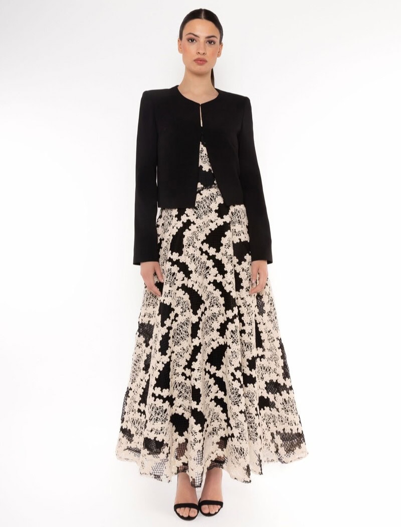 52553 face Carla Ruiz Robe crochet creme noir évasée boléro noir tenue mère des mariés magasin de robes de soirée Paris