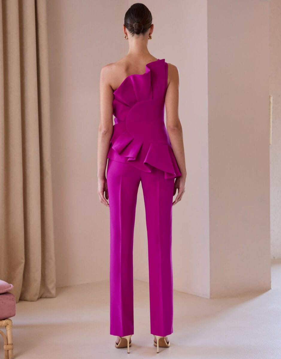 52561 dos Carla Ruiz ensemble pantalon top volant asymétrique pantalon droit à pli ensemble maman des mariés magasin de robes de soirée Paris