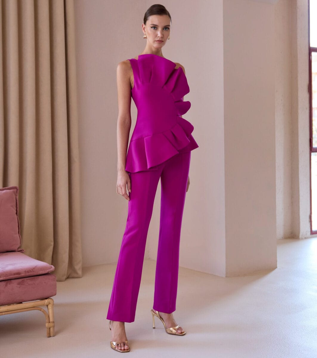 52561 face Carla Ruiz ensemble pantalon top volant asymétrique pantalon droit à pli ensemble maman des mariés magasin de robes de soirée Paris