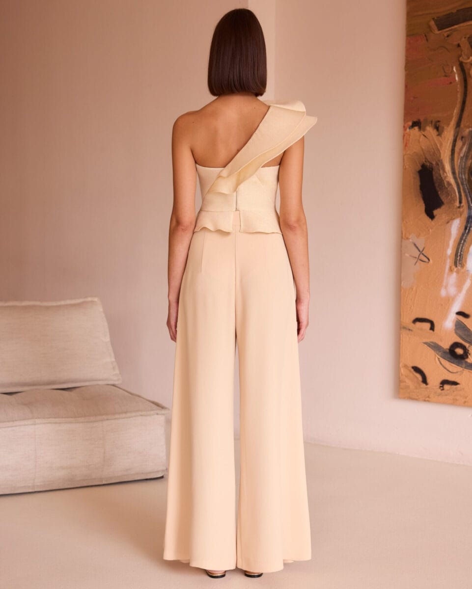 52563 dos Carla Ruiz ensemble de soirée top asymétrique pantalon à pinces fendu large top volants tenue mères des mariée magasin de robes de soirée Paris