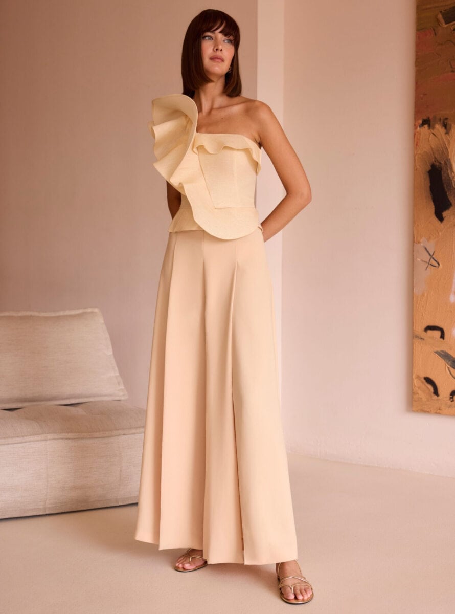 52563 face Carla Ruiz ensemble de soirée top asymétrique pantalon à pinces fendu large top volants tenue mères des mariée magasin de robes de soirée Paris