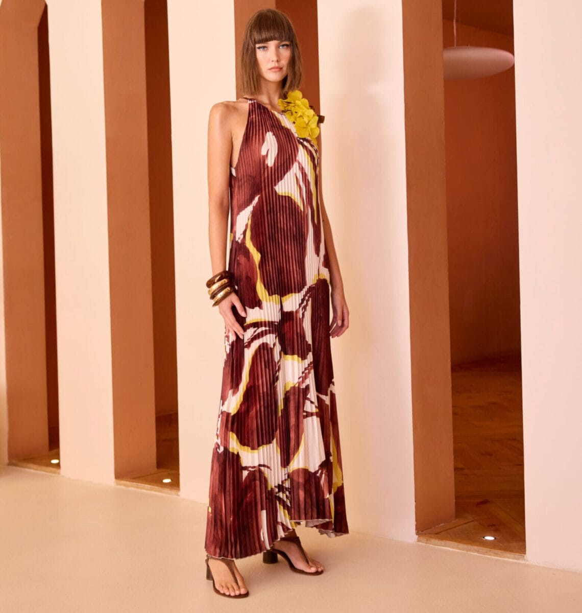 52568 face Carla Ruiz robe de soirée longue plissée encolure américaine motifs robe de soirée maman des mariés magasin de robes de soirée Paris