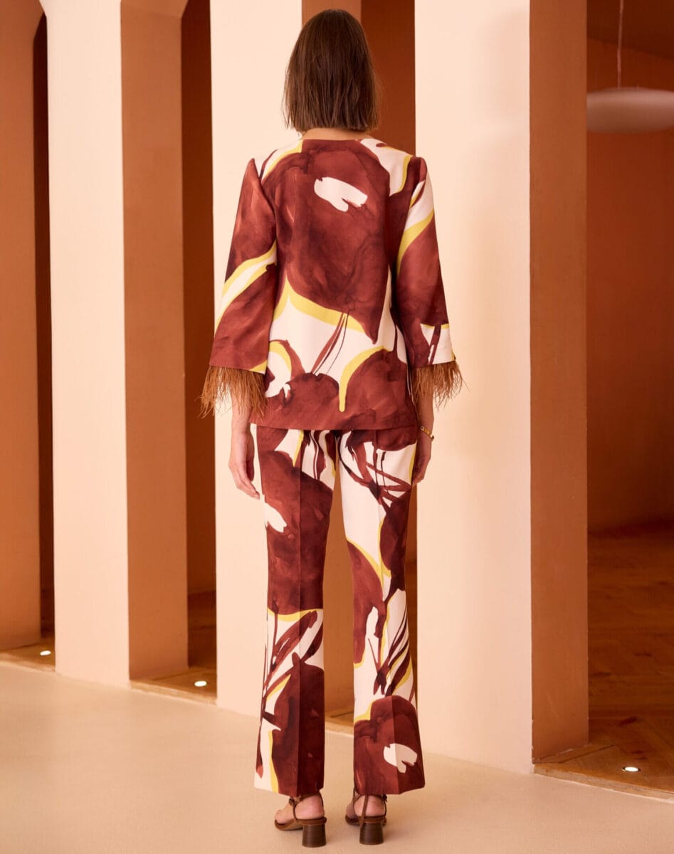 52571 dos Carla Ruiz ensemble pantalon de soirée top large décolleté V manches trois quart pantalon sept huitième droit motifs ensemble pour mère des mariées magasin de robes de soirée Paris