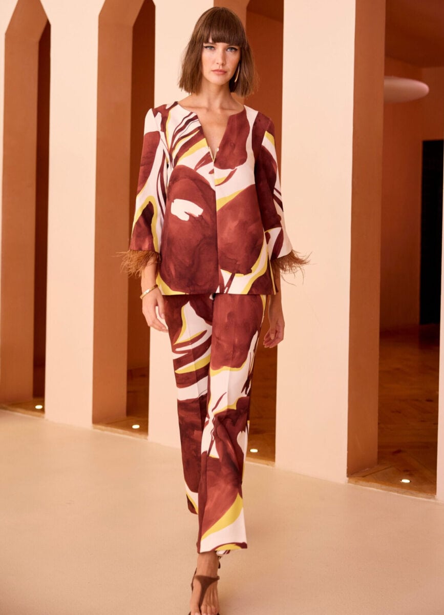 52571 face Carla Ruiz ensemble pantalon de soirée top large décolleté V manches trois quart pantalon sept huitième droit motifs ensemble pour mère des mariées magasin de robes de soirée Paris