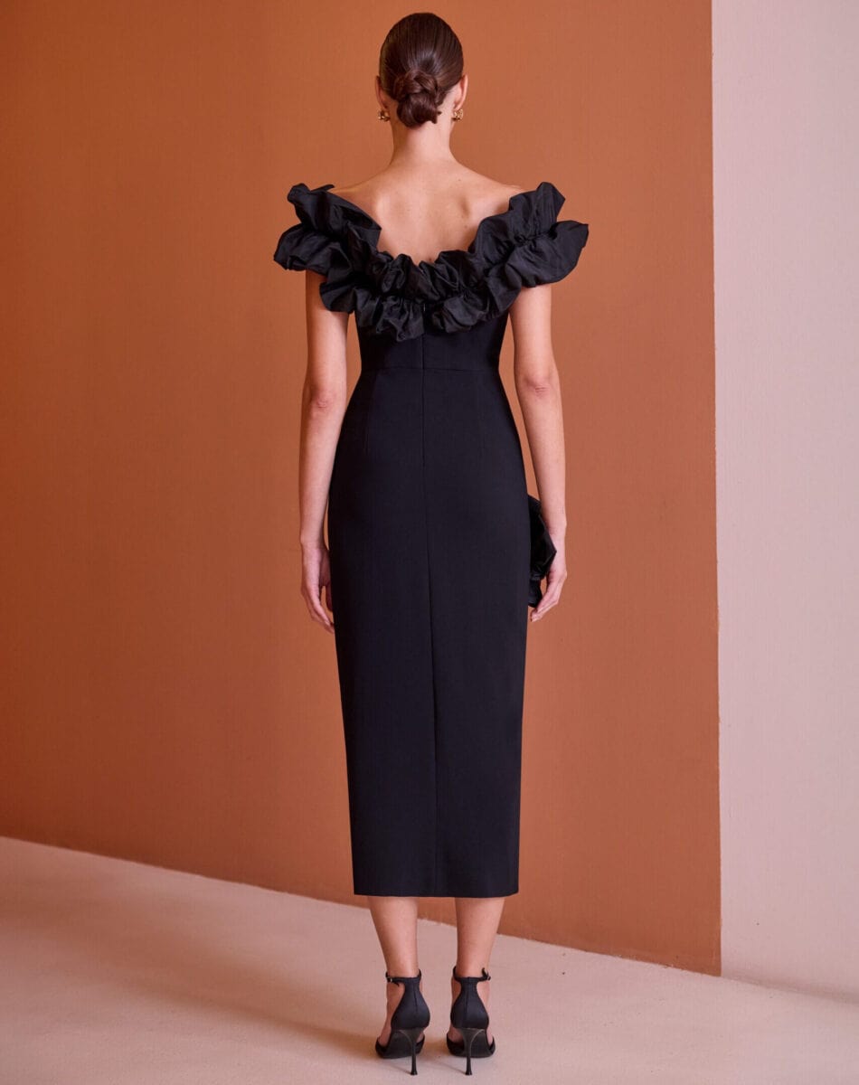 52606 dos Carla Ruiz robe de soirée moulante ajustée mi longue top volant oversize jupe fendue robe mère des mariée magasin de robes de soirée Paris