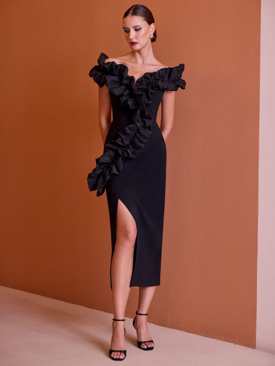 52606 face Carla Ruiz robe de soirée moulante ajustée mi longue top volant oversize jupe fendue robe mère des mariée magasin de robes de soirée Paris